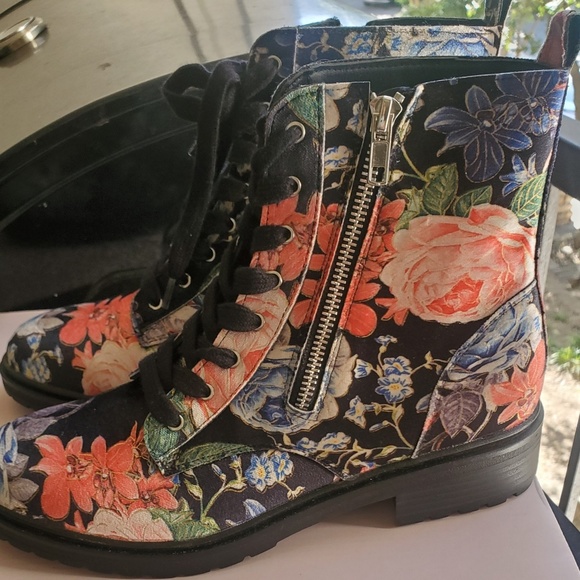 Woman Ankle Boots - Picture 2 of 4